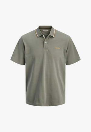 Zielona koszulka polo z krótkim rękawem i dwoma guzikami, z kontrastującymi pomarańczowymi i białymi paskami na kołnierzyku oraz małym pomarańczowym logo "Jack & Jones" na piersi.