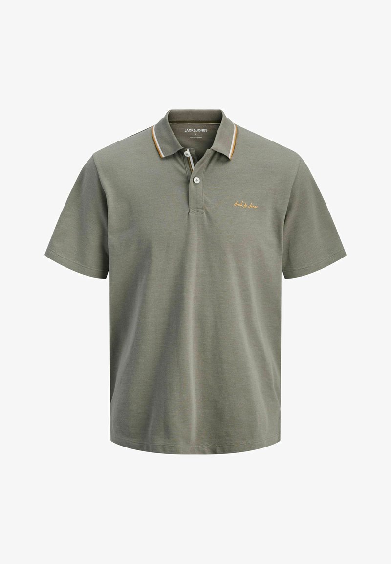 Polo verde de manga corta con dos botones, rayas contrastantes en naranja y blanco en el cuello, y pequeño logo naranja de "Jack & Jones" en el pecho.