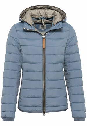 Gepolsterte blaue Jacke mit Kapuze, silbernem Reißverschluss, elastischen Bündchen und gestepptem Muster. Enthält ein Etikett für recycelte Materialien.