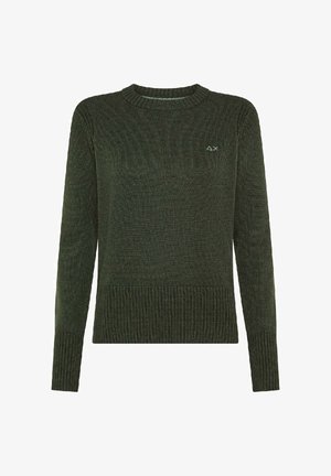 Maglione lavorato a maglia di colore verde scuro con scollatura rotonda, polsini e orlo a costine, caratterizzato da un piccolo logo sul lato sinistro del petto. Tessuto morbido e strutturato.