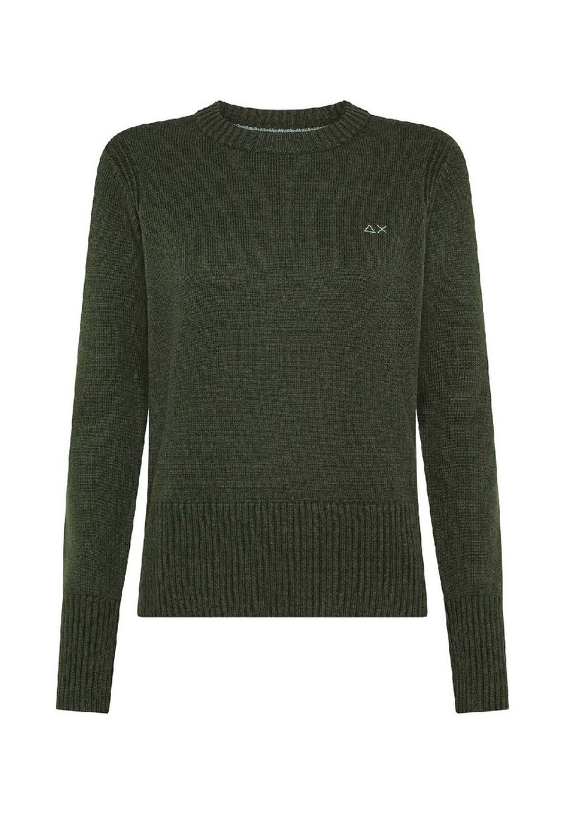 Maglione lavorato a maglia di colore verde scuro con scollatura rotonda, polsini e orlo a costine, caratterizzato da un piccolo logo sul lato sinistro del petto. Tessuto morbido e strutturato.