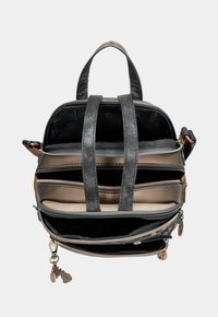 Zaino con corpo in bronzo metallizzato, accentato in nero e con più scomparti con zip; presenta manici doppi e accessori decorativi.