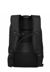 Schwarzer Rucksack mit gepolstertem Netzrücken, verstellbaren Trägern und Netz-Hardware. Besitzt ein schlankes, rechteckiges Design und strapazierfähigen Stoff.