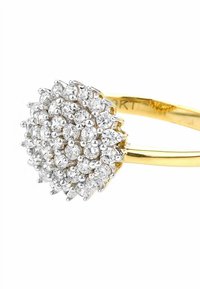 Bague en or avec un cluster rond de diamants clairs scintillants montés sur un métal à ton argenté, avec un anneau lisse et des détails intriqués.