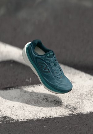 1080 V15 - Road running shoes - medusa green dark silver metallic