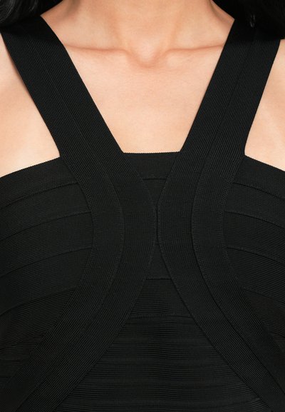 Rochie neagră tip bodycon cu textură ribbed, având bretele late care se încrucișează în față, creând o siluetă avantajoasă.