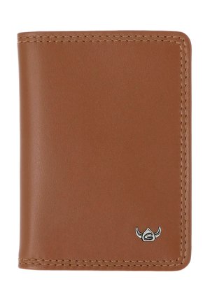 Portefeuille en cuir marron avec coutures visibles et petit emblème argenté de casque viking dans le coin inférieur droit.