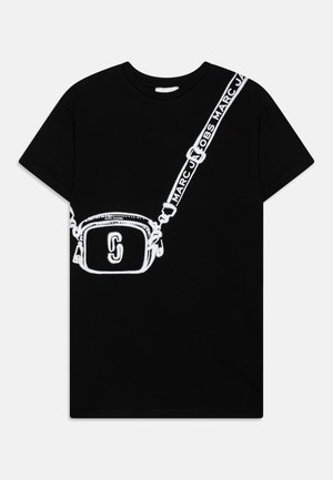 Czarny T-shirt z białą grafiką przedstawiającą mini torbę na ramię, ozdobioną tekstem i akcentami w kontrastowym kolorze.