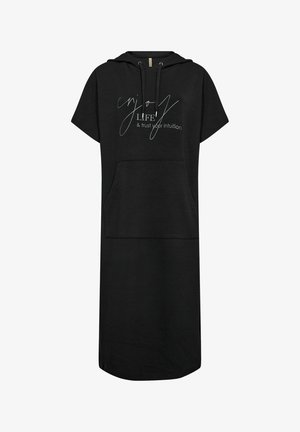 Melnā kapuce kleita ar īsām piedurknēm, kurai ir priekšējā kabata un izdrukāts ziņojums baltā rokrakstā. Mīksta auduma, ar brīvu piegriezumu.