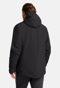 Giacca nera con cappuccio, flauntando una finitura liscia e opaca. Caratterizzata da maniche lunghe e un orlo posteriore più lungo, progettata per un look casual.