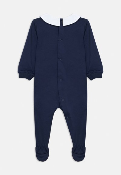 Temno modra dojenčkova igralna obleka z dolgimi rokavi, belim zaobljenim ovratnikom, zapenjanjem na pritisne gumbe na hrbtni strani in vgrajenimi zaščitami za noge.