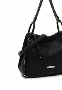 Sac à main en cuir noir texturé avec double anses tressées, une sangle supplémentaire unie, une fermeture éclair et une petite plaque métallique rectangulaire avec logo.