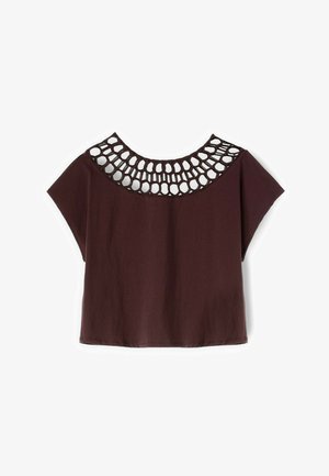 Top marrón oscuro de manga corta con escote ancho que presenta un patrón de encaje de crochet abierto y redondeado alrededor del cuello.