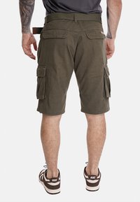 Pantaloni cargo di colore verde oliva realizzati in cotone, con molteplici tasche laterali, una vestibilità dritta e una vita con passanti per cintura.