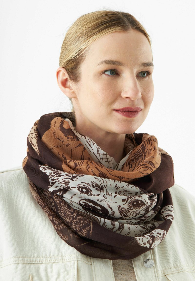 Écharpe imprimée marron et beige avec des illustrations d'animaux, en tissu léger, design circulaire et texture douce, enroulée autour du cou.