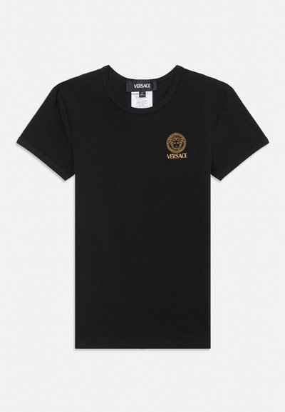 Čierne tričko s krátkymi rukávmi, okrúhlym výstrihom a malým zlatým logom Medúza a textom "VERSACE" na hornej ľavej strane hrude.