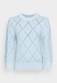 Lichtblauwe gebreide trui met een ruitpatroon, geribde ronde halslijn en geplooide mouwen voor extra textuur en detail.