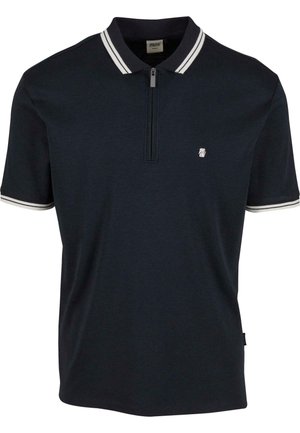 Polo náutico con cuello con cremallera, rayas blancas en el cuello y las mangas, textura suave y un pequeño logo en el pecho.