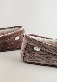 Next REGULAR FIT - - Domácí obuv - dark pink jaquard