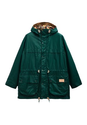 Σκούρο πράσινο μπουφάν με κουκούλα, εμπρός κουμπιά με στερέωση, μεγάλες τσέπες με καπάκι, ρυθμιζόμενα κορδόνια και εσωτερική επένδυση με καρό σχέδιο και κόκκινες κουκκίδες.