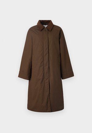 Pruun mantel klassikalise krae, pikkade varrukate ja sirge lõikega, valmistatud siledast kangast, millel on kerge sära.