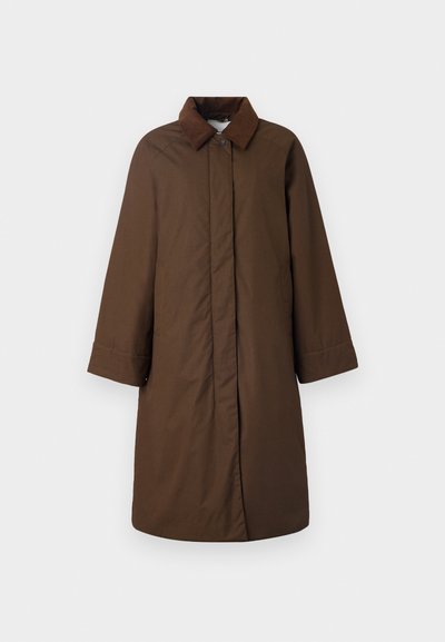Rjav plašč z klasičnim ovratnikom, dolgimi rokavi in ravnim krojem, izdelan iz gladkega materiala z diskretno sijajem.