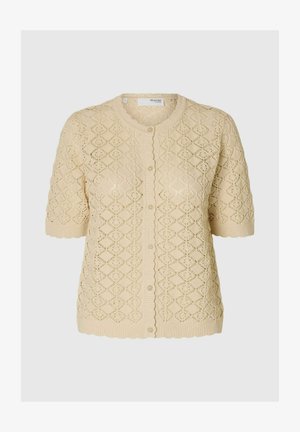 Svetlobežová, krátkovrstvá cardigan vyrobená z textúrovaného pleteného materiálu so vzorom diamantu a zapínaním na gombíky. Detaily na okraji lemovania.
