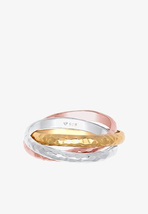 Tre sammenkoblede ringe i sølv, rosaguld og guld. Teksturerede overflader med en hamret finish; hver har en glat indvendig band.