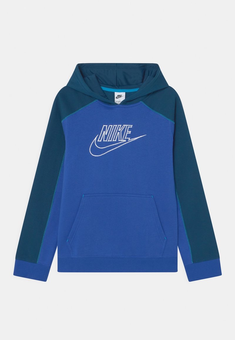 Sweat-shirt à capuche bleu avec des accents bleu foncé, une poche avant et un logo Nike blanc cousu sur la poitrine. Le tissu semble lisse.