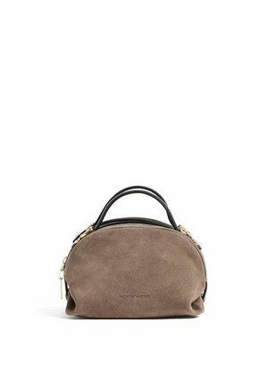 Piccola borsa in suede taupe arrotondata con manici neri e dettagli della cerniera dorata, marchiata al centro davanti.