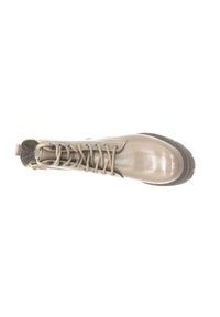 Bottine en cuir beige à bout rond, à lacets sur le devant et à surface texturée. Dispose d'une semelle en caoutchouc robuste et d'une petite languette à l'arrière.