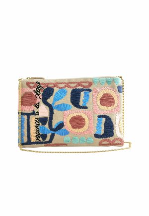 Beige clutch med farverige broderede abstrakte blomstertryk i blå, pink og brun samt en tynd guld kæde.