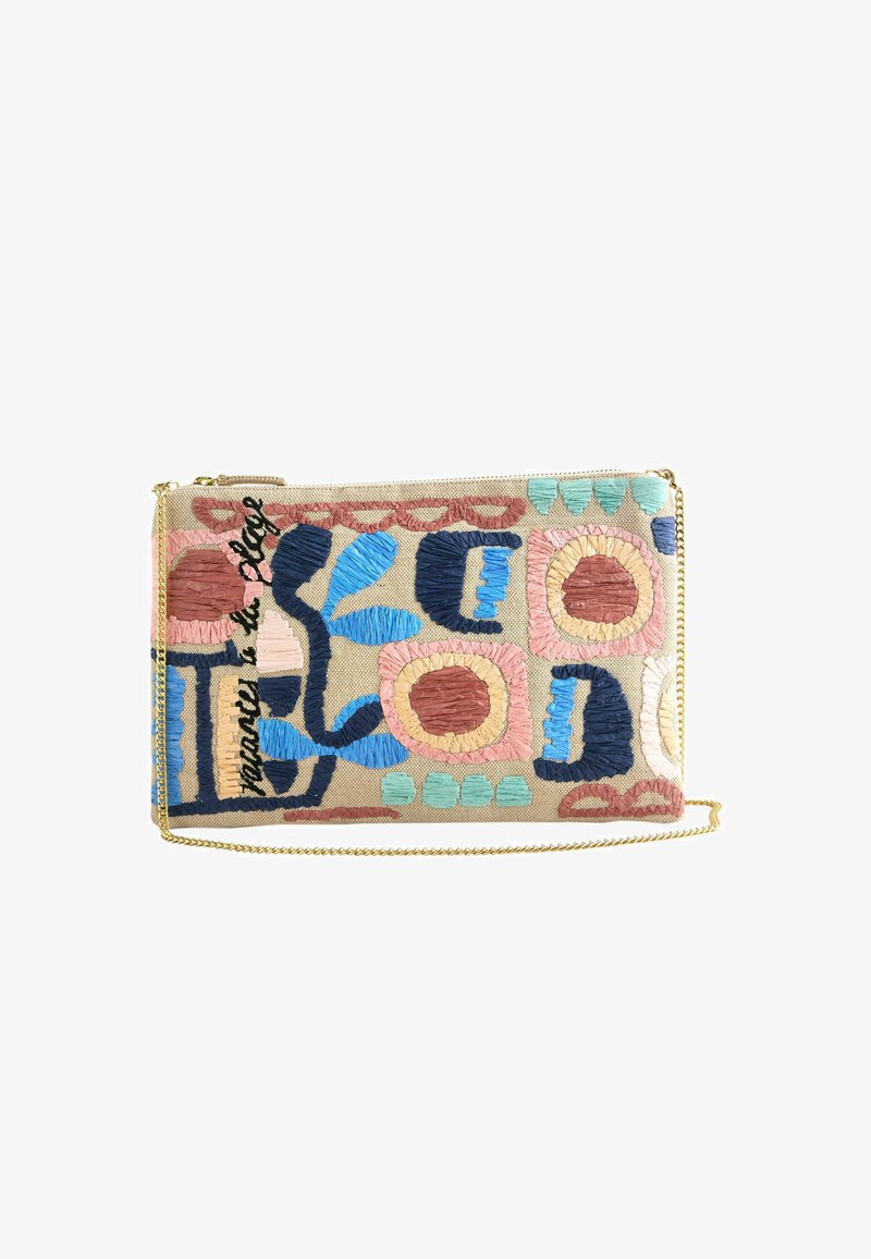 Pochette beige avec des motifs floraux abstraits brodés colorés en bleu, rose et marron, et une fine bandoulière chaîne dorée.