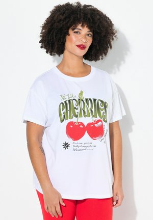 T-shirt blanc à manches courtes avec un graphisme de cerise rouge et du texte vert. Le matériau semble doux, avec une coupe décontractée et un design casual.
