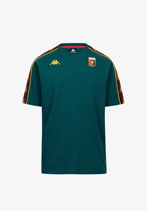 Maglietta sportiva verde scuro a maniche corte con loghi Kappa gialli sul petto e sulle spalle e uno stemma rosso e giallo sulla parte superiore sinistra del petto.