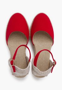 Zapatos espadrilles de lona roja con punta redonda, suela de yute y una correa de tobillo de tejido beige con detalle de hebilla dorada.