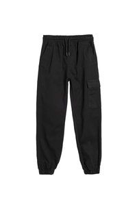 Pantaloni cargo neri con elastico in vita, cordoncino e tasche laterali. Presenta una tasca cargo sulla gamba destra. Materiale di cotone morbido.