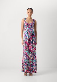 Abito maxi con un colorato motivo di foglie tropicali in rosa, verde e blu. Il tessuto è leggero, con un corpetto aderente e una gonna fluida.