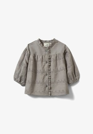 Lysegrå skjortebluse med pufærmer, med blondepaneler og flæsepynt langs halsudskæringen og knapperne.