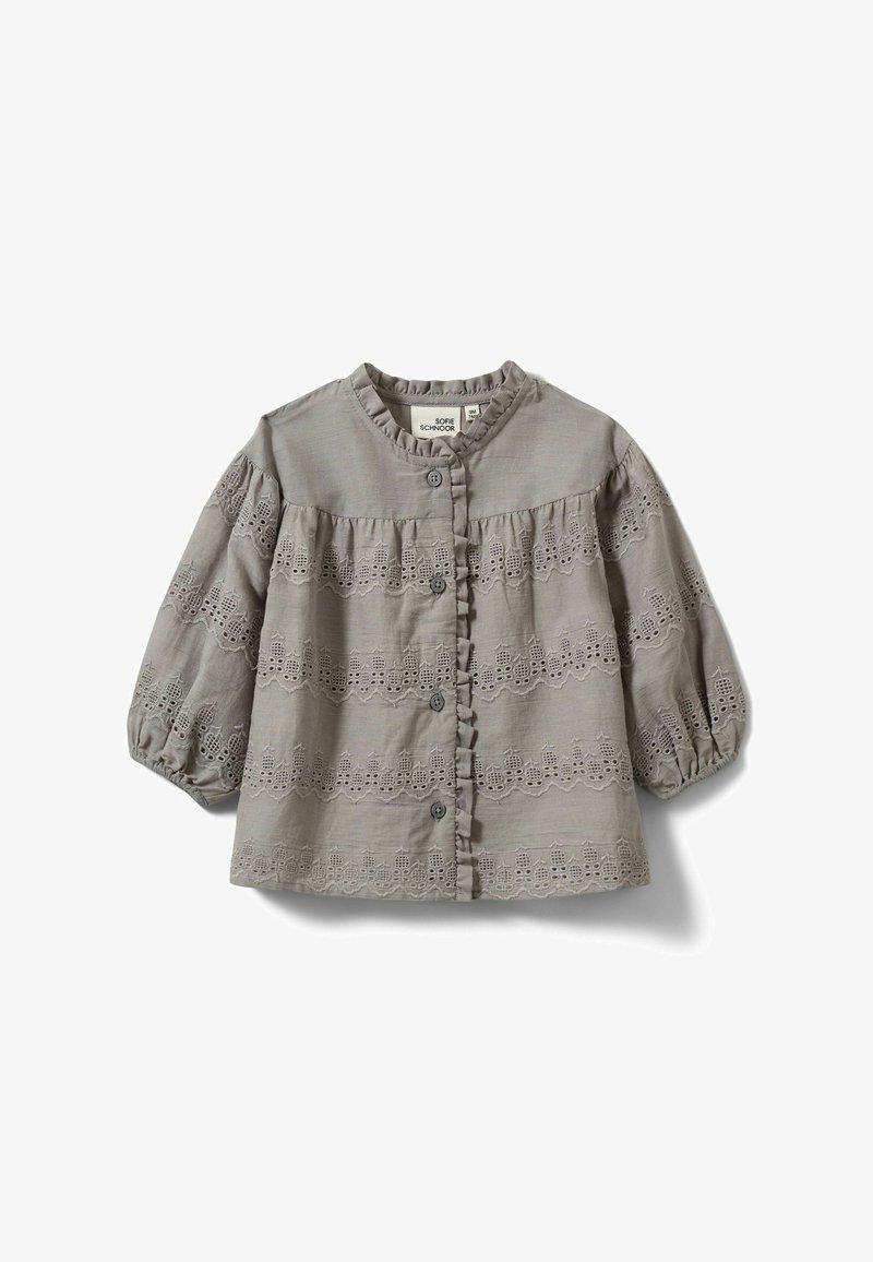 Blouse boutonnée gris clair avec manches bouffantes, ornée de détails en dentelle et d'accents à volants le long du col et des boutons.