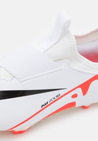 Nike Performance JR MERCURIAL VAPOR 15 ACADEMY MG UNISEX - Futbolo bateliai skirti žaidimui ant kietos dangos - bright crimson/white/black