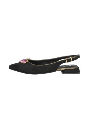 Zapato plano de ante negro con talón abierto, punta puntiaguda, ribete dorado, hebilla ajustable y adorno de joyas rosas en la parte delantera.