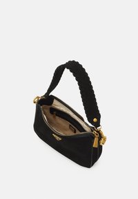 Czarna zamszowa torebka na ramię z plecionym uchwytem, złotymi elementami i zapięciem na zamek. Podszewka z detalami marki. Kompaktowy, smukły kształt.