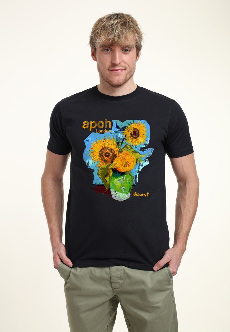 Svart t-shirt med en färgglad grafik av solrosor i en grön vas, med texten "apoh London" och "Vincent" i kontrasterande färger.