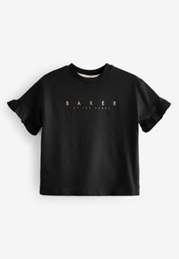 Melnas kokvilnas T-krekls ar īsām drapētām piedurknēm un apaļu kakla izgriezumu. Priekšpusē centrā ir zelta druka ar tekstu "BAKER by TED BAKER".