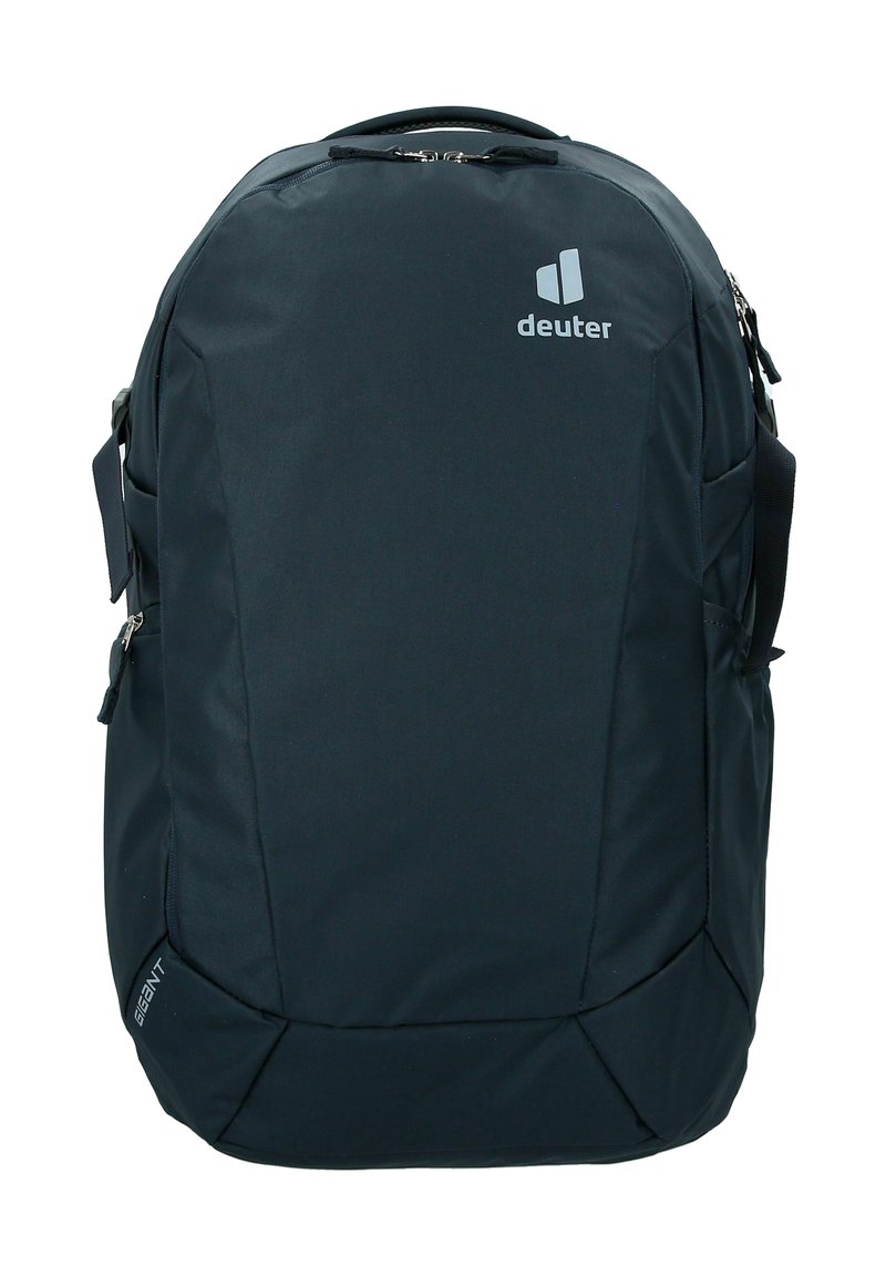 Mochila azul oscuro con una tela lisa y duradera. Cuenta con un gran compartimento principal, un bolsillo delantero con cremallera y el logo exhibido de manera prominente.