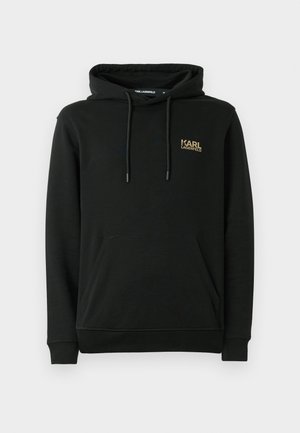 Fekete kapucnis pulóver elülső zsebbe rejtett zsebbel, húzózsinórral ellátott kapucnival és kis arany "KARL LAGERFELD" logóval a bal mellrészen.