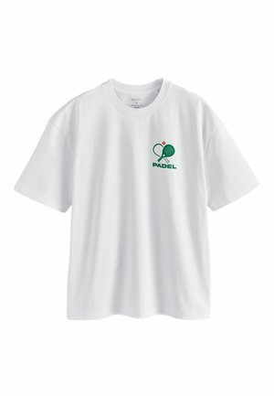Valge puuvillane T-särk, mille eest vasakul rinnal on roheline "PADEL" logo ja graafika padelireketist ning pallist. Lühikesed varrukad.