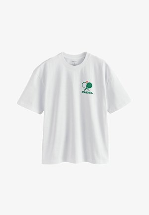 Valge puuvillane T-särk, mille eest vasakul rinnal on roheline "PADEL" logo ja graafika padelireketist ning pallist. Lühikesed varrukad.