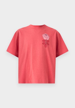 Camiseta de algodón roja con mangas cortas y escote redondo, que presenta un diseño de rosa rosa en la parte izquierda del pecho.